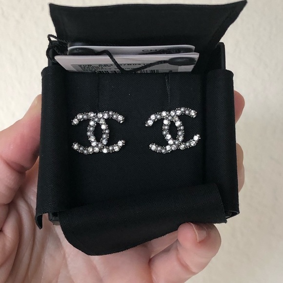 CHANEL Jewelry - ❌SOLD❌ CHANEL 20B Ruthenium Crystal & Pearl Studs